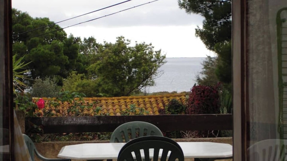 Bages House | Holiday Home 'Maison Vacances Mer' with Lake View and Private Terrace