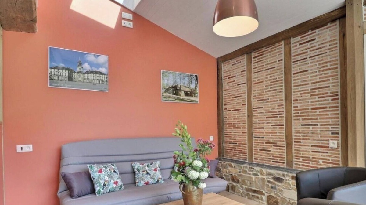 Amanlis House | Holiday Home 'Maison' with Private Terrace and Wi-Fi