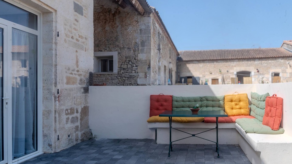 Vindelle House | Holiday Home 'Marronniers' with Private Terrace and Wi-Fi