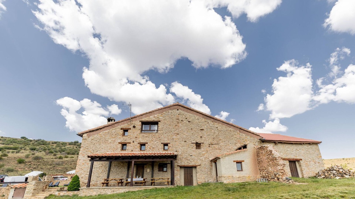 Allepuz House | Holiday Home 'Masía Casa Rullo' with Mountain View, Private Terrace and Wi-Fi