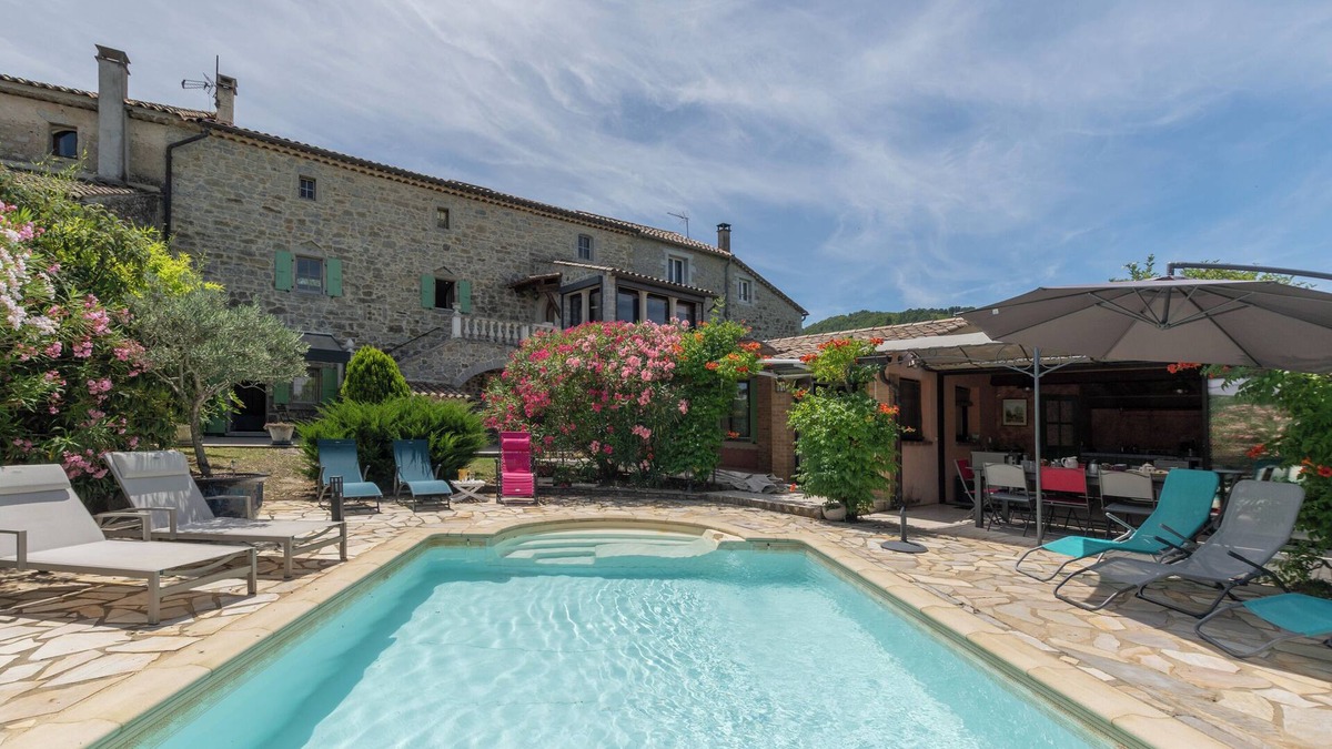 Courry House | Holiday Home 'Mas Le Bragalou' with Mountain View, Private Pool and Wi-Fi