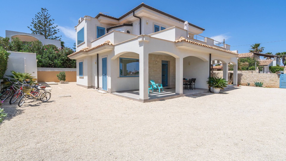 San Lorenzo House | Holiday Home "MisMar 1" with Sea View, Garden & Wi-Fi