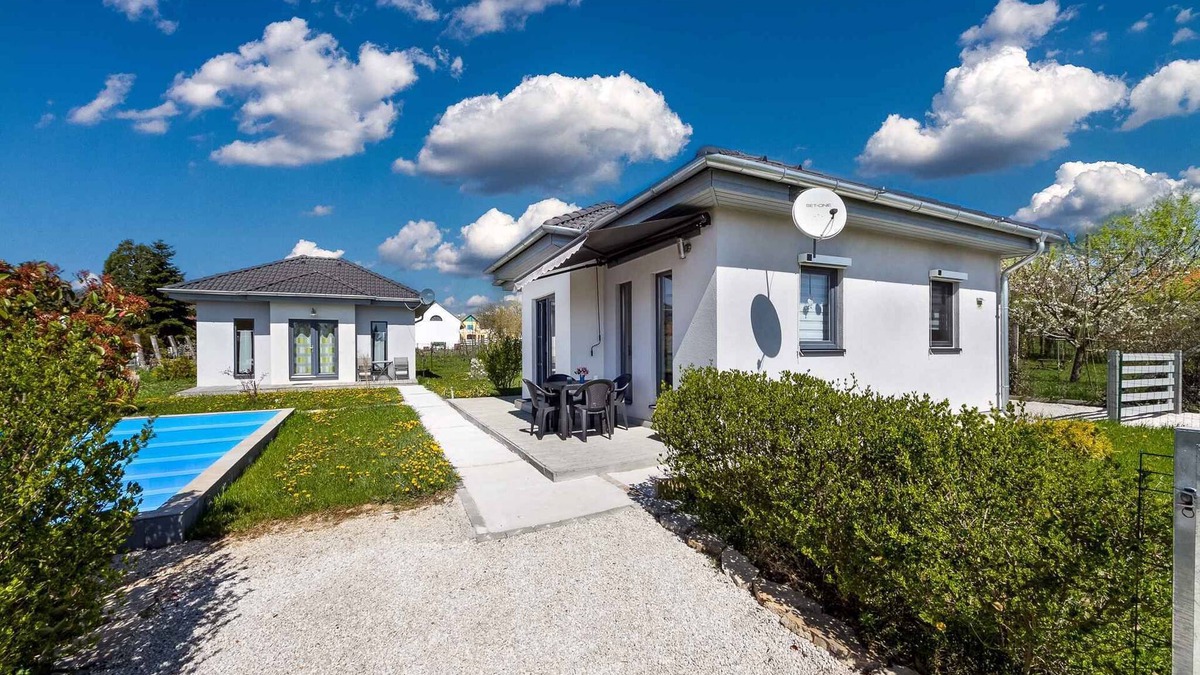 Abrahamhegy House | Holiday home modernly furnished with pool, washing machine and dishwasher