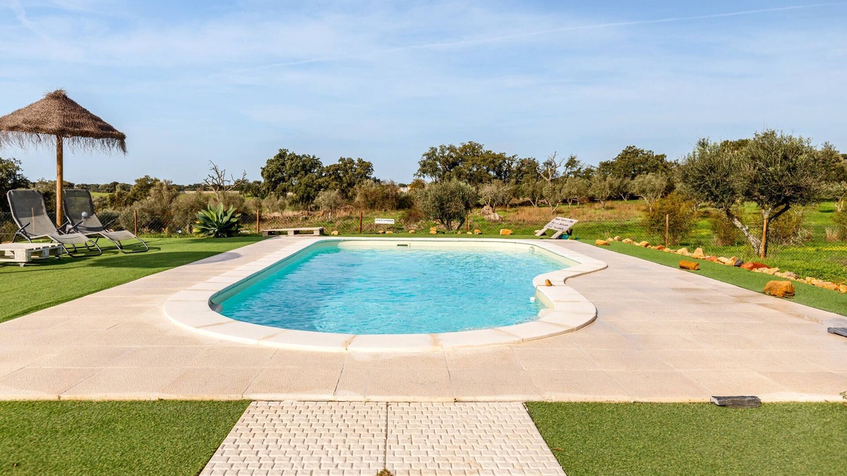 Santiago do Escoural House | Holiday Home 'Monte Da Masmorra De Baixo- Alecrim' with Shared Pool, Shared Garden and Wi-Fi