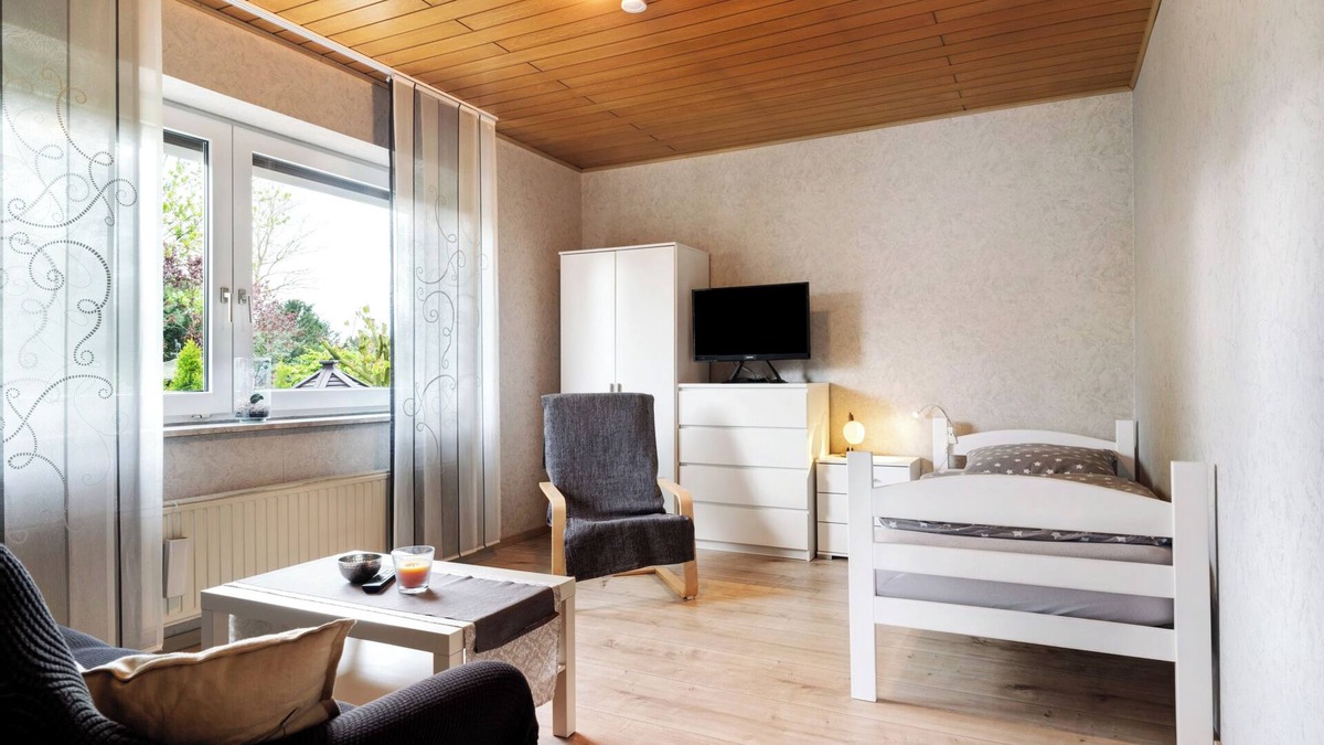 Schwanewede House | Holiday Home 'Monteurwohnung' with Private Terrace and Wi-Fi
