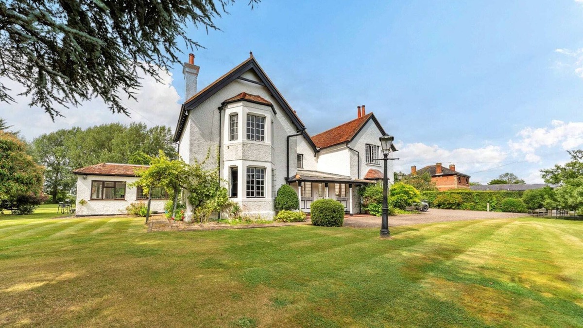 Tring House | Holiday Home near Beaches & Cafes, UK