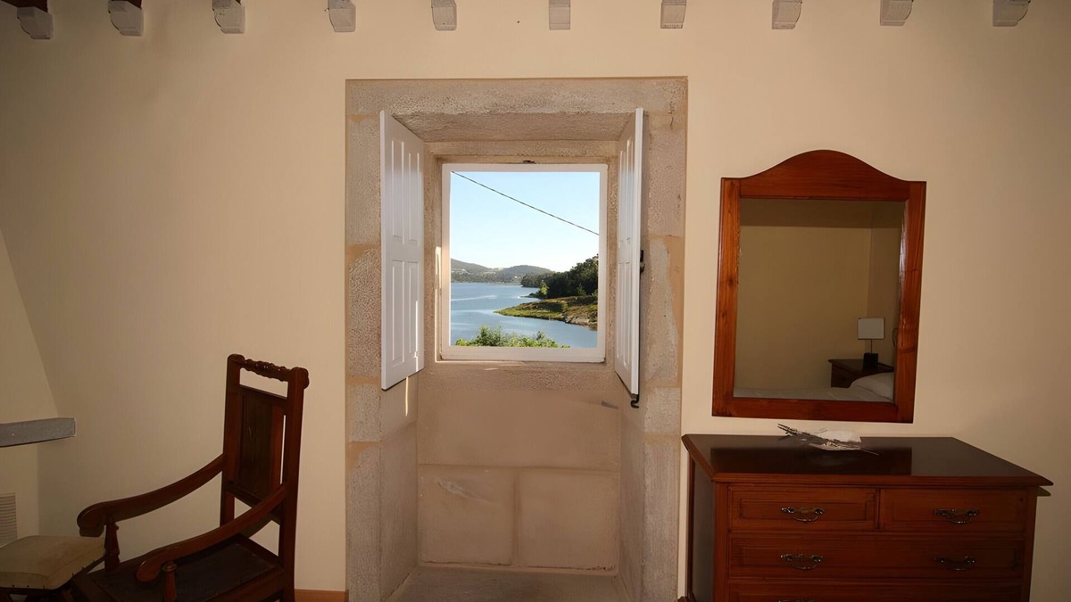 Rianxo House | Holiday Home 'O Lar De Natalio' with Sea View, Private Terrace and Wi-Fi