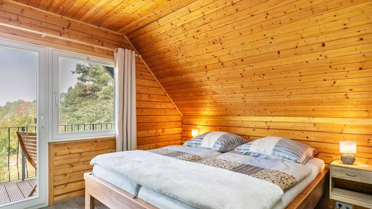 Niederfinow House | Holiday Home 'Obergeschoss' with Balcony and Wi-Fi