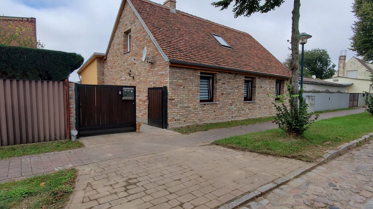 Neulewin House | Holiday Home 'Oderbruch' with Private Terrace, Private Garden and Wi-Fi