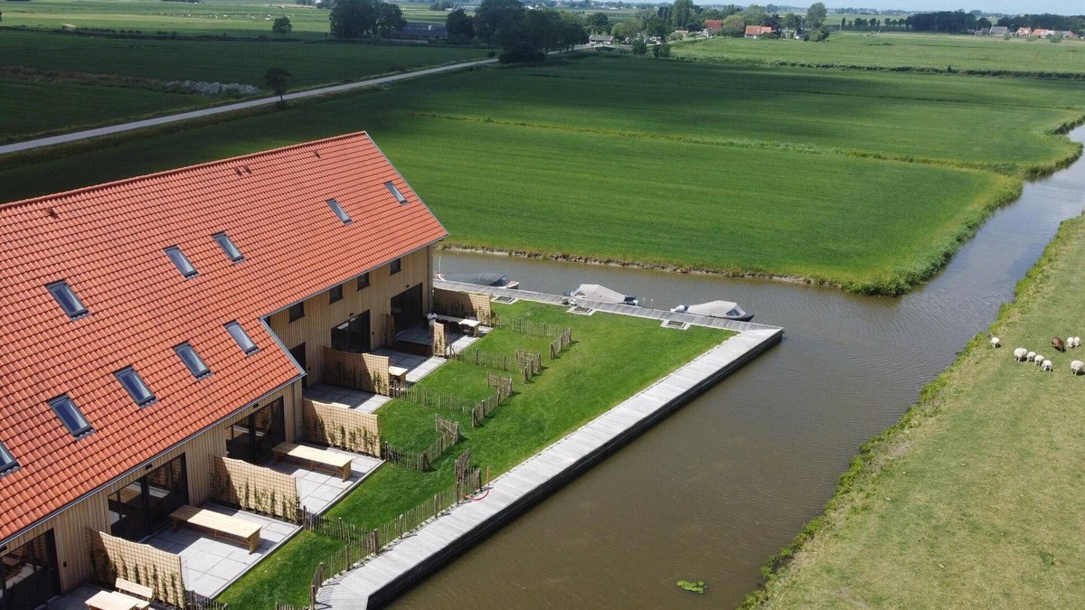 Leons House | Holiday home on the Frisian water with garden