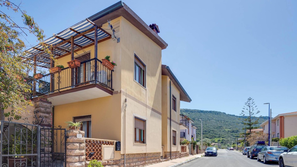 Bosa Marina House | Holiday Home "Paolo e Francesca" with Private Garden, A/C & Wi-Fi