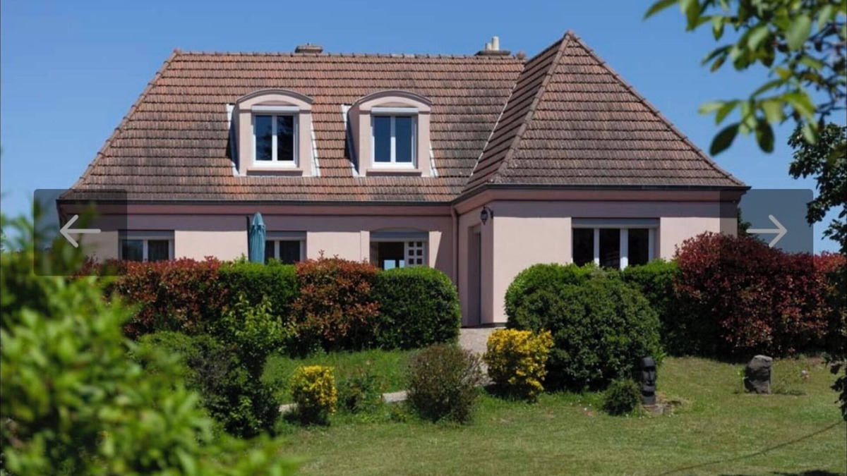 Paray-le-Monial House | Holiday Home 'Proprit Haut De Gamme Le Clos' with Private Terrace, Private Garden and Wi-Fi