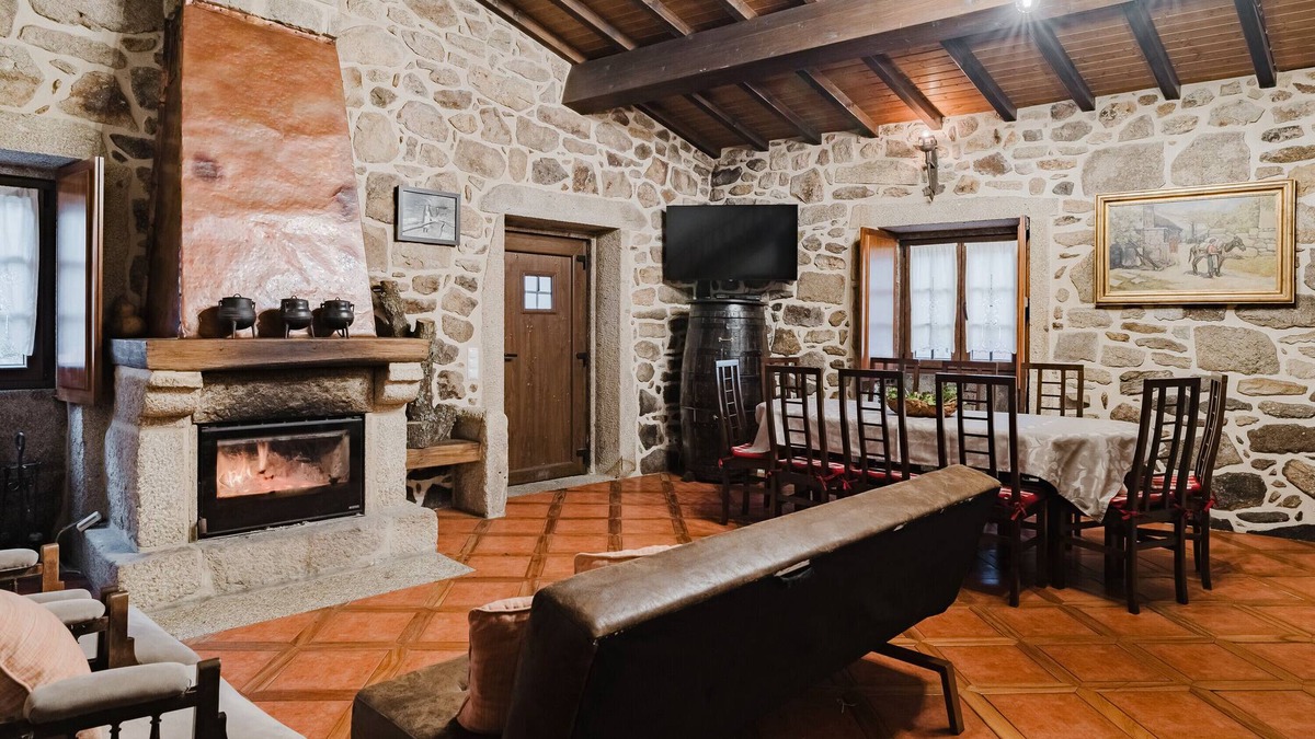 Montalegre House | Holiday Home 'Casa Com 4 Quartos' with Shared Terrace, Balcony and Wi-Fi