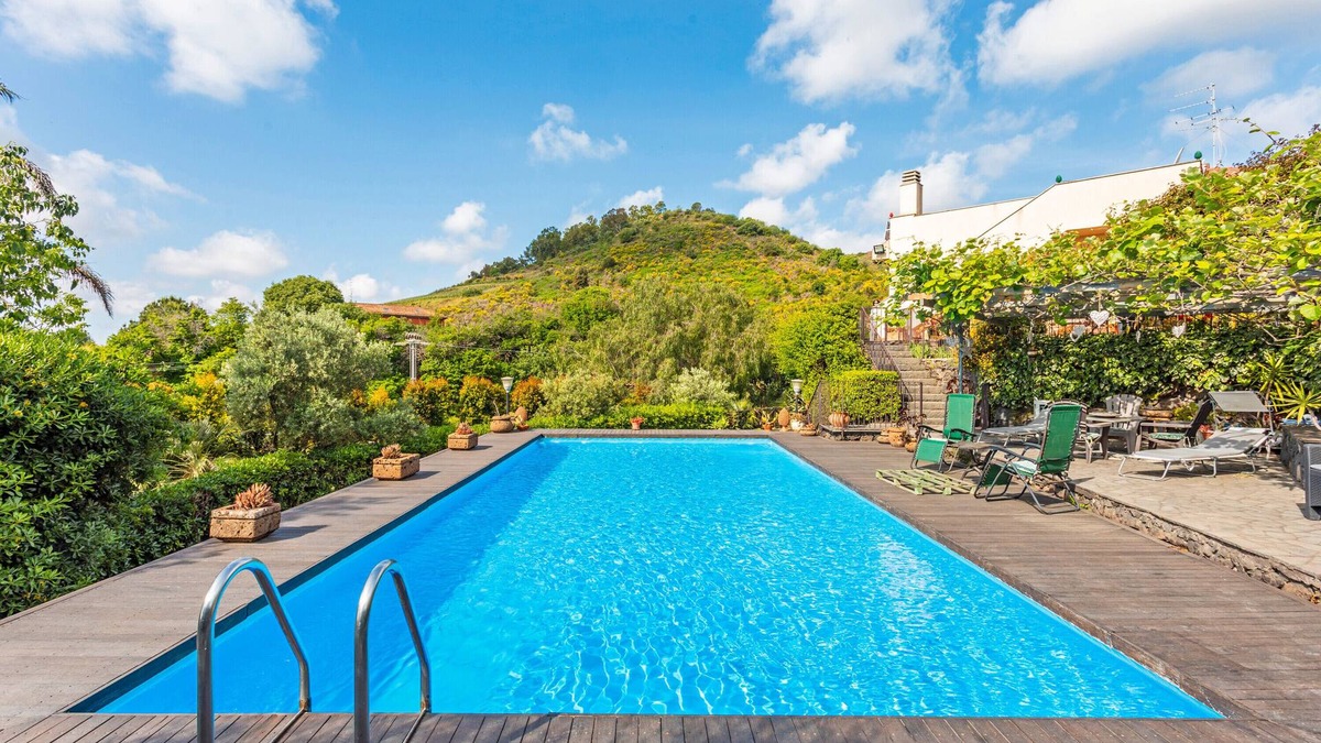 Viagrande House | Holiday Home 'Queen Etna - Beautiful Pool' with Sea View, Wi-Fi and Air Conditioning