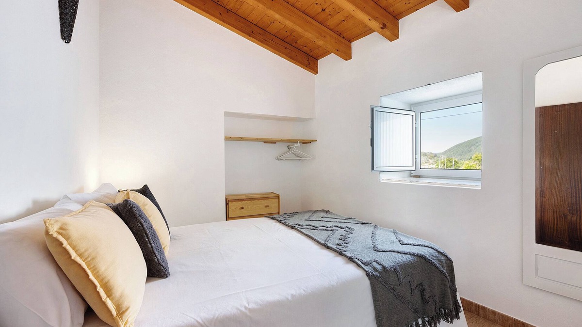 Bordeira House | Holiday Home 'Refúgio Dos Pais' with Private Terrace and Wi-Fi