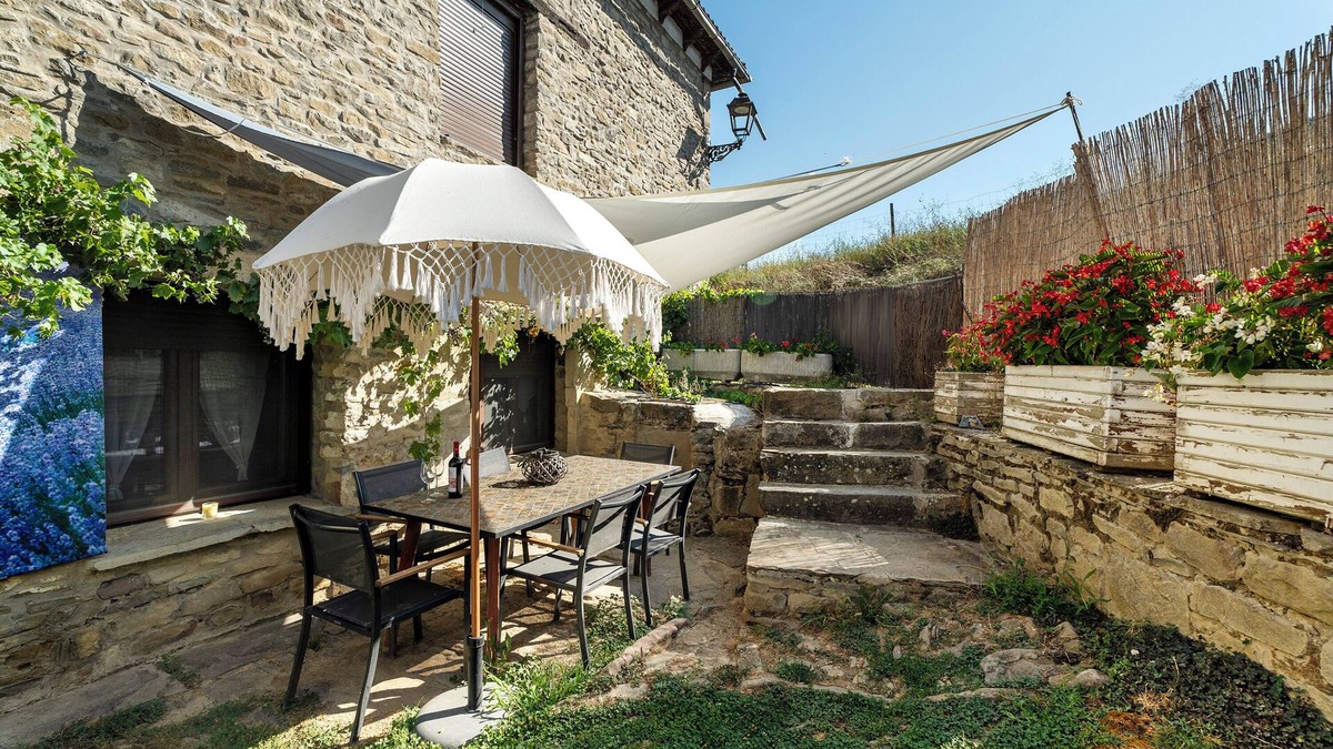 Caldearenas House | Holiday Home 'Regalate Paz 2' with Mountain View, Private Pool and Wi-Fi