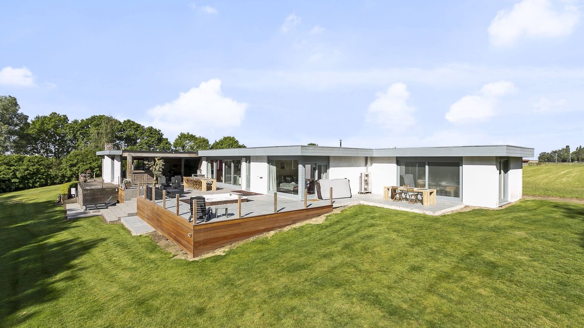 Lichtervelde House | Holiday home René on a large and fully enclosed property with forest and pond