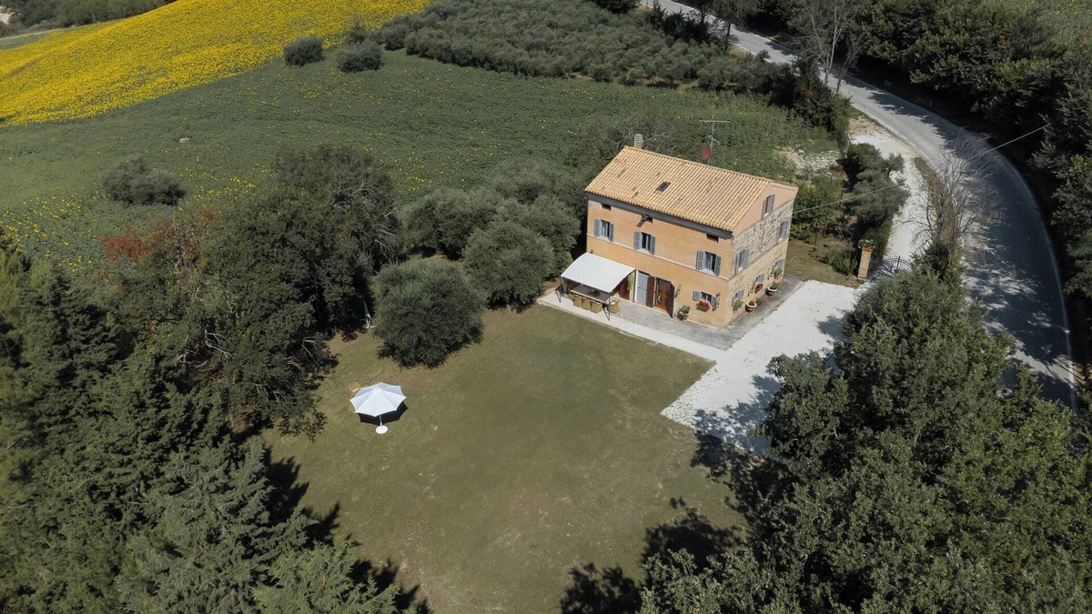 Petriolo House | Holiday Home "Rosa" with Mountain View, Private Garden & Wi-Fi