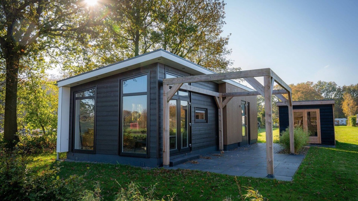 Sint Nicolaasga House | Holiday home surrounded by water and forest