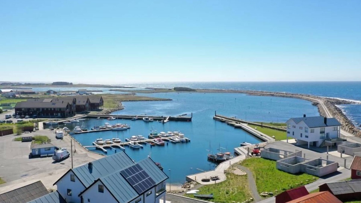 Vestbygd House | Holiday home "Strandheim", top property with sea view, sunny location in front of Borhaug harbor, southern Norway, 7 adults, great facilities, completely renovated and rebuilt in 2020, kitchen and open living area, WLAN, 4 bedrooms, 2 shower-bathr.