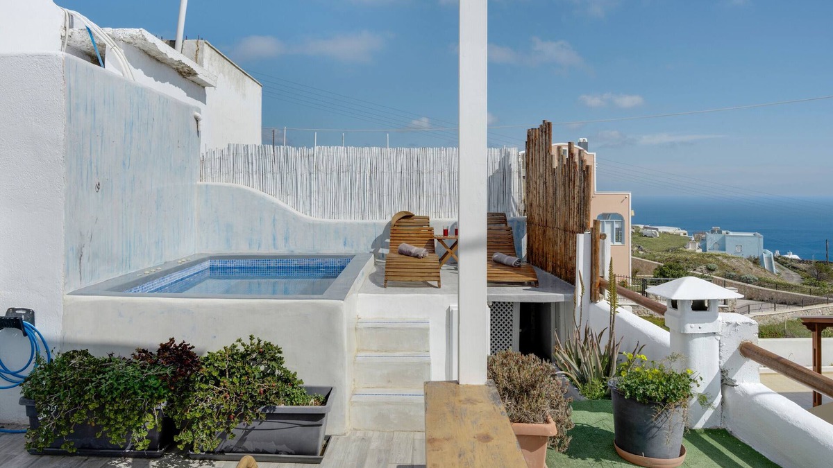 Vourvoulos House | Holiday Home 'Santoneta Villa Imerovigli' with Sea View, Wi-Fi and Air Conditioning