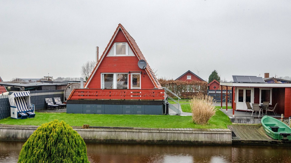 Sudbrookmerland House | Holiday Home 'Schmidt' with Private Terrace, Private Garden and Wi-Fi