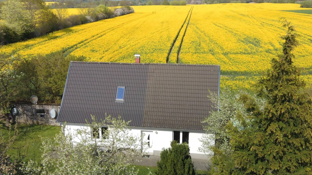 Rehna House | Holiday Home 'Small House on a Field' with Garden & Wi-Fi