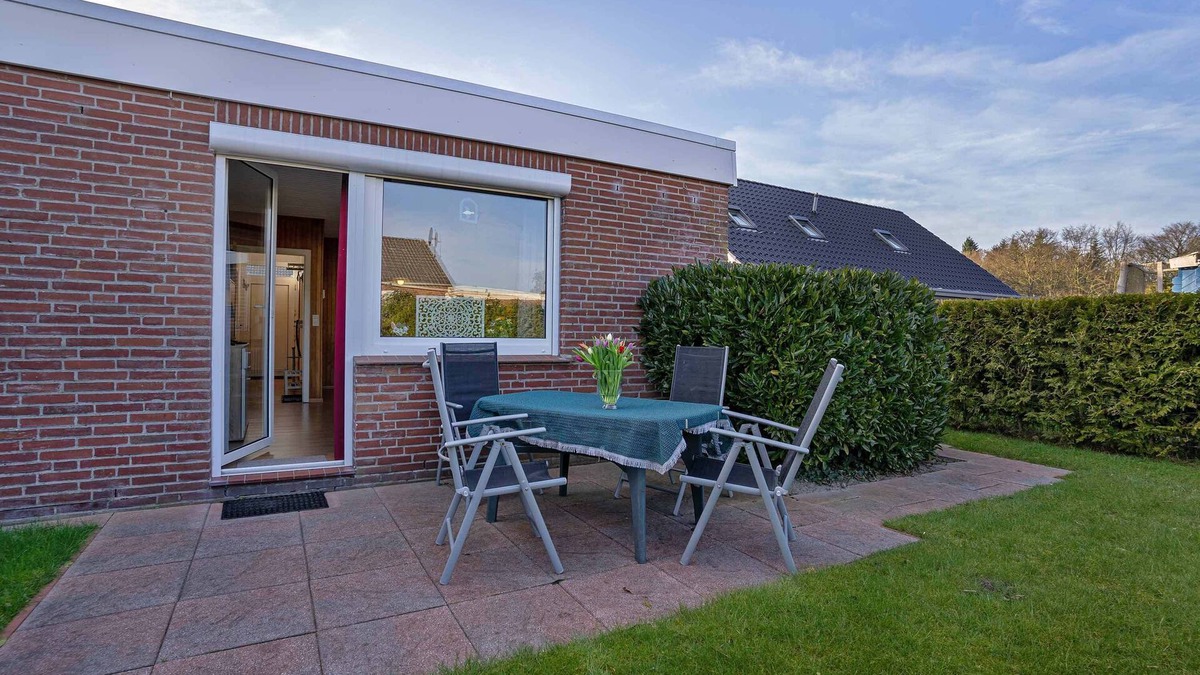 Hage House | Holiday Home 'Sonneninsel' with Private Terrace, Private Garden and Wi-Fi