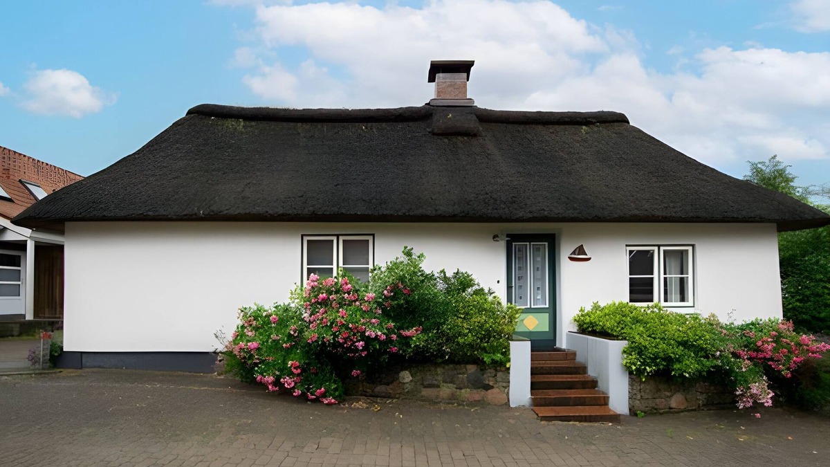 Burg House | Holiday Home 'Stine's Hus' with Private Terrace, Private Garden and Wi-Fi