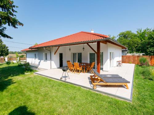 Balatonoszod House | Holiday Home Sunstreet by Interhome