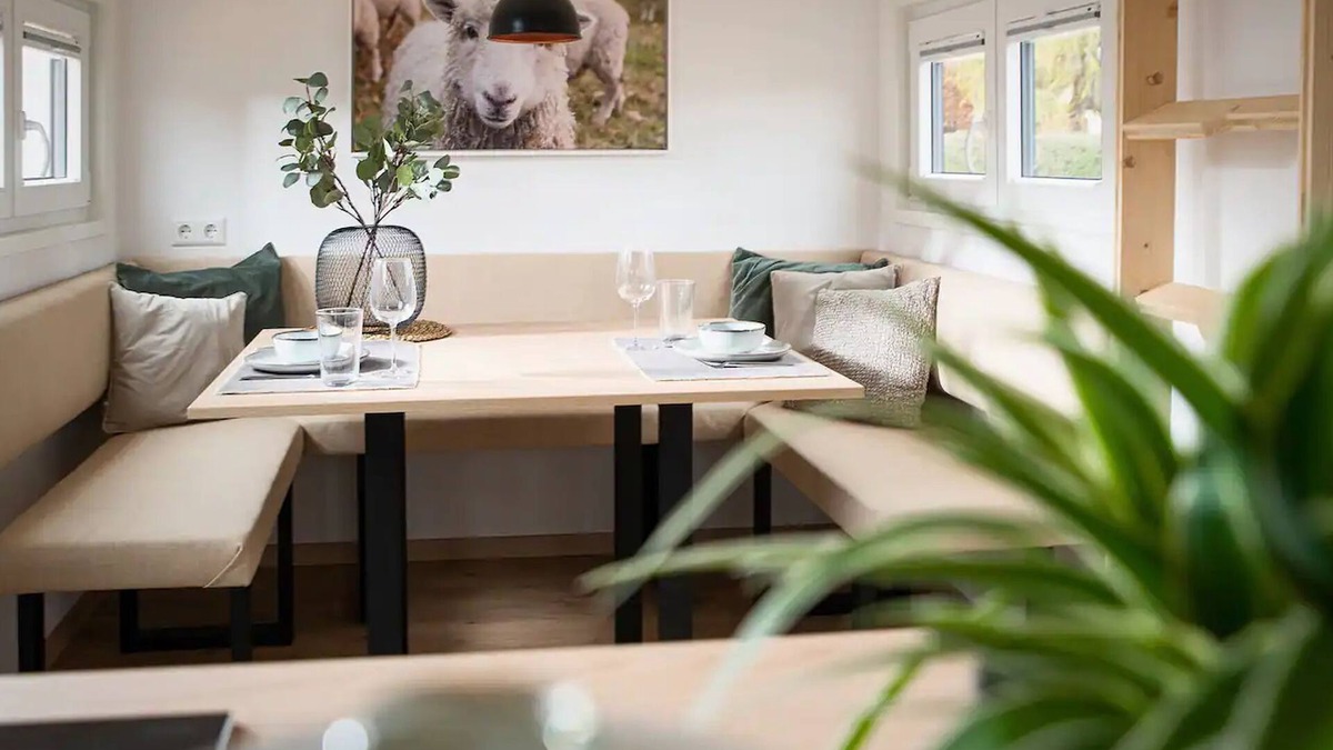 Laichingen House | Holiday Home 'Tiny House Raum Käpsele' with Private Terrace, Wi-Fi and Air Conditioning