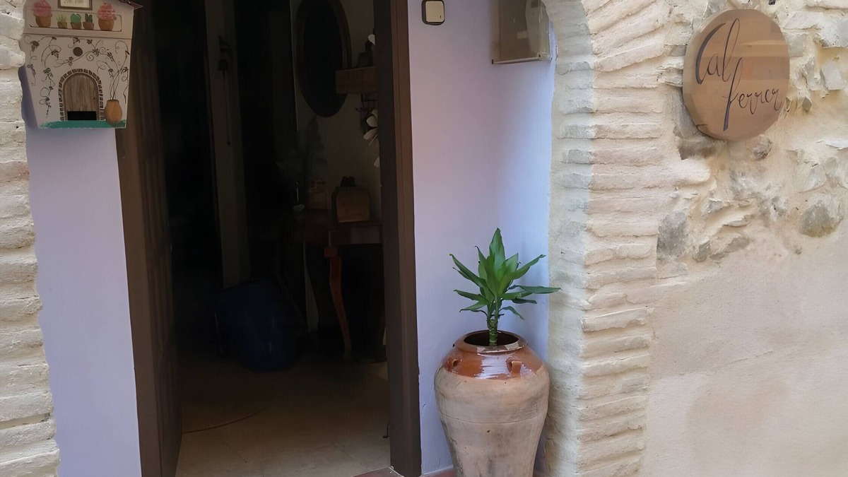 El Lloar House | Holiday Home 'Tranquil' with Mountain View, Wi-Fi and Air Conditioning