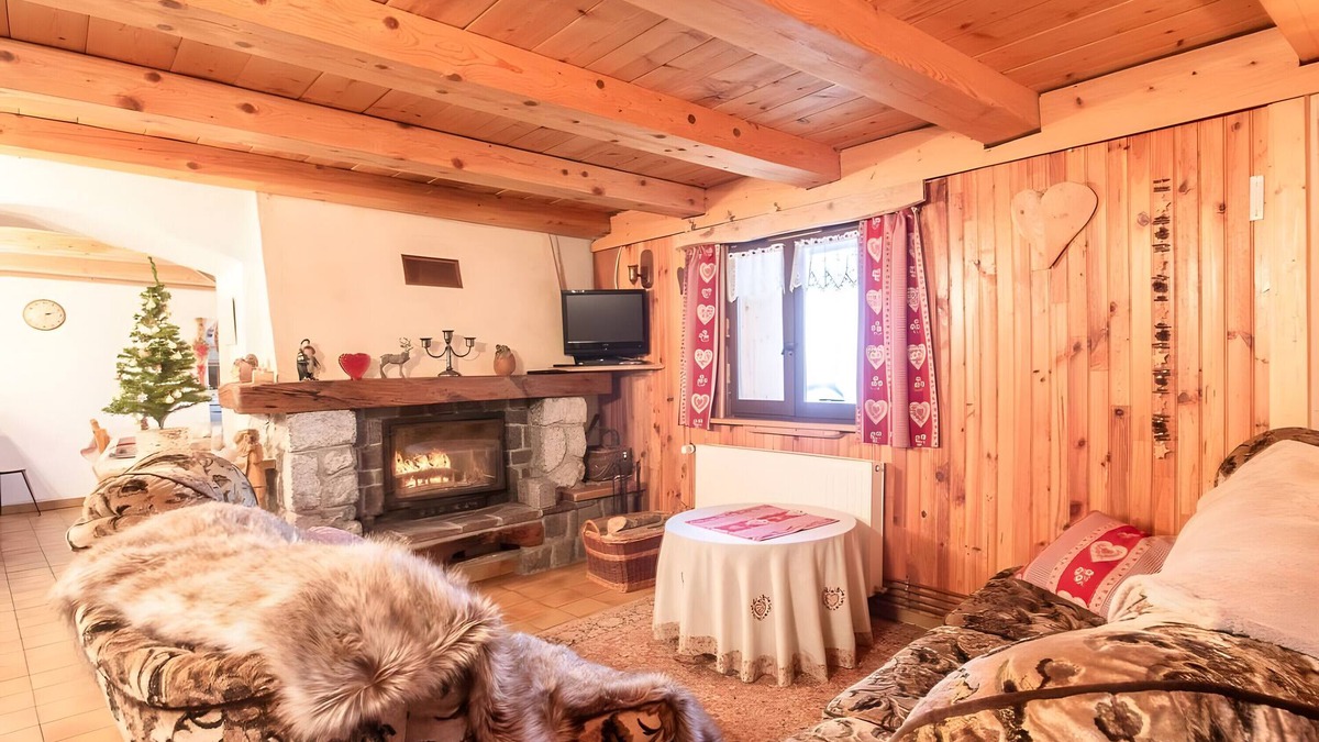 Great Alpine Road Cottage | Holiday Home 'Valentine' with Mountain View, Private Terrace and Wi-Fi