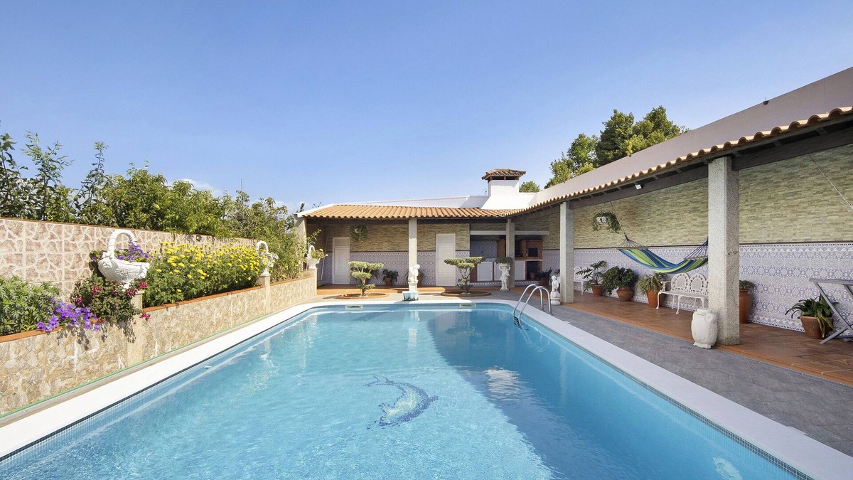 Oliveira De Azemeis House | Holiday Home 'Vila Soares' with Private Pool, Private Terrace and Wi-Fi