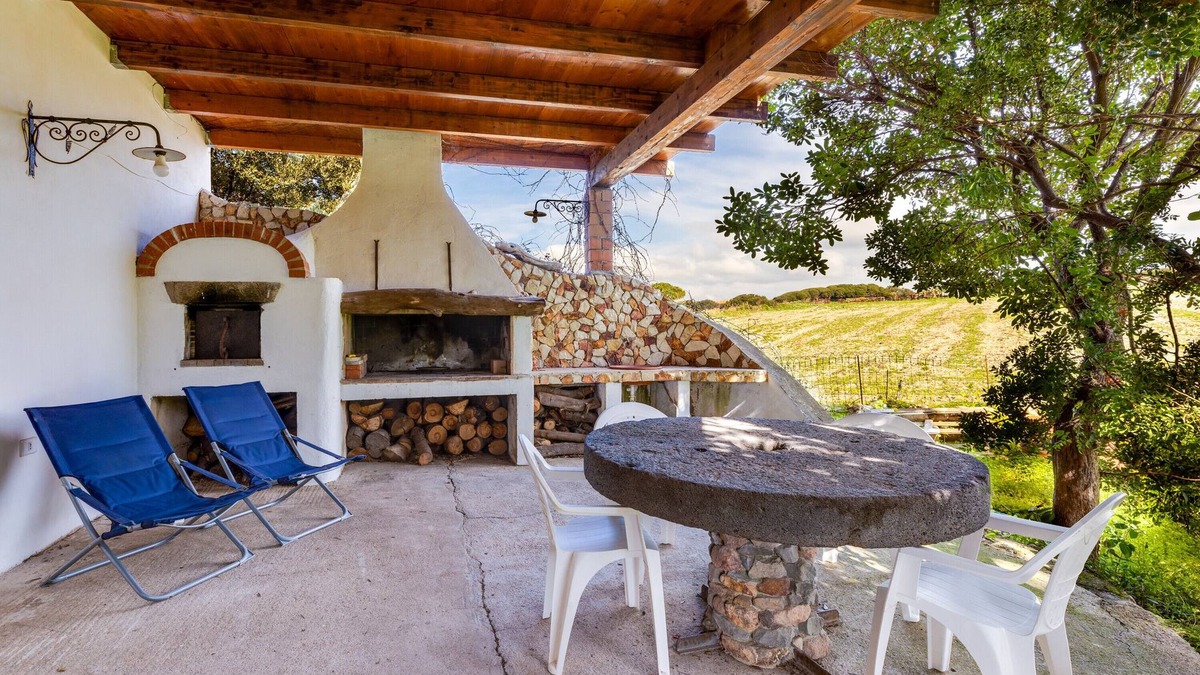 S'Archittu House | Holiday Home 'Villa Due Archi' with Sea View, Private Terrace and Private Garden