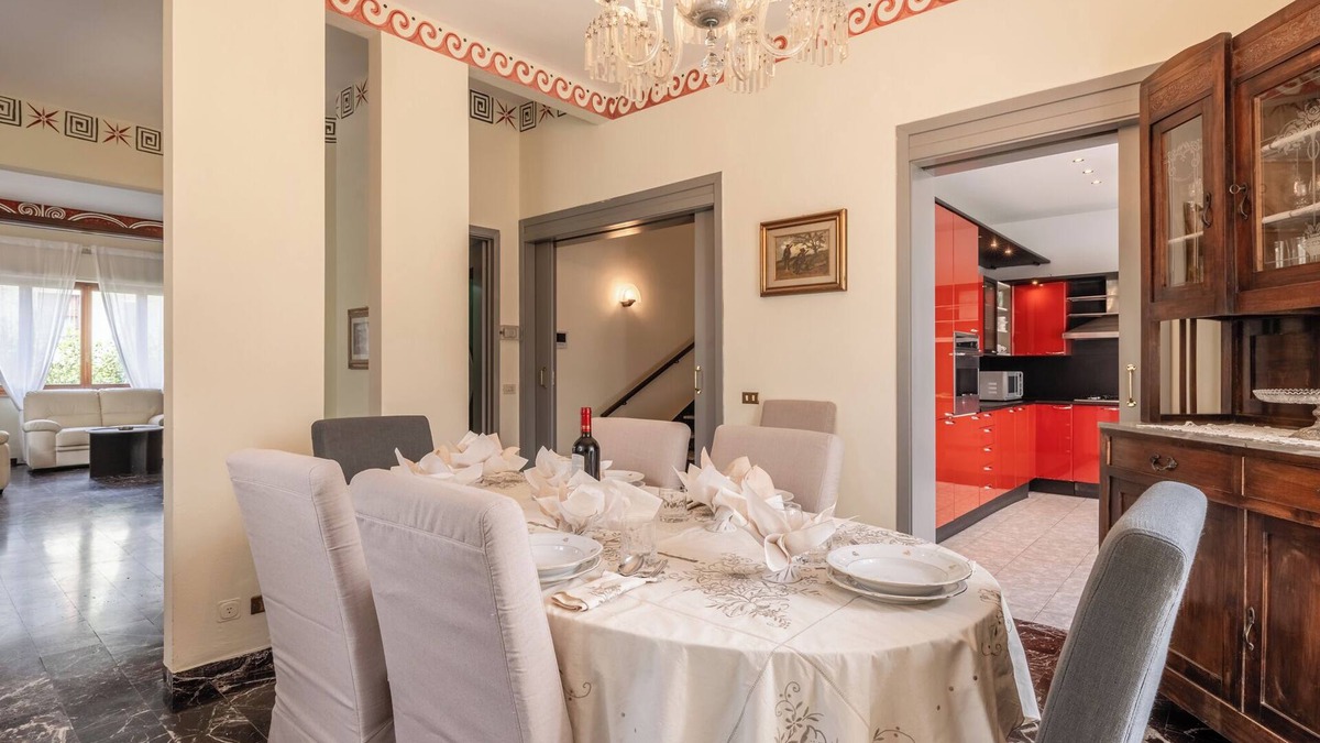 Altopascio House | Holiday Home 'Villa Irini' with Private Garden, Wi-Fi and Air Conditioning