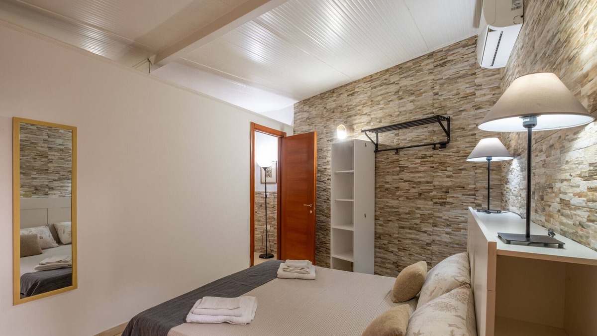 Sant'Isidoro House | Holiday Home 'Villa Gaudì - Batllò' with Private Terrace, Wi-Fi and Air Conditioning