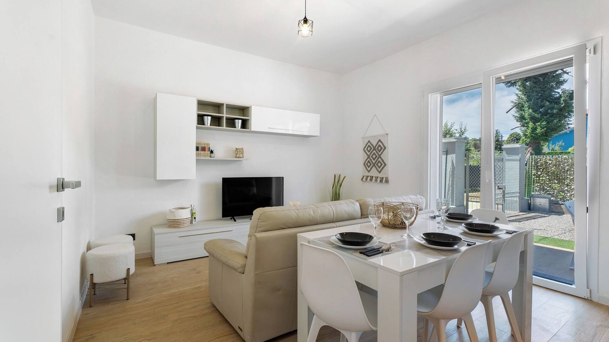 Arona House | Holiday Home 'Villa Lilia Appartamento Verde' with Shared Garden and Wi-Fi