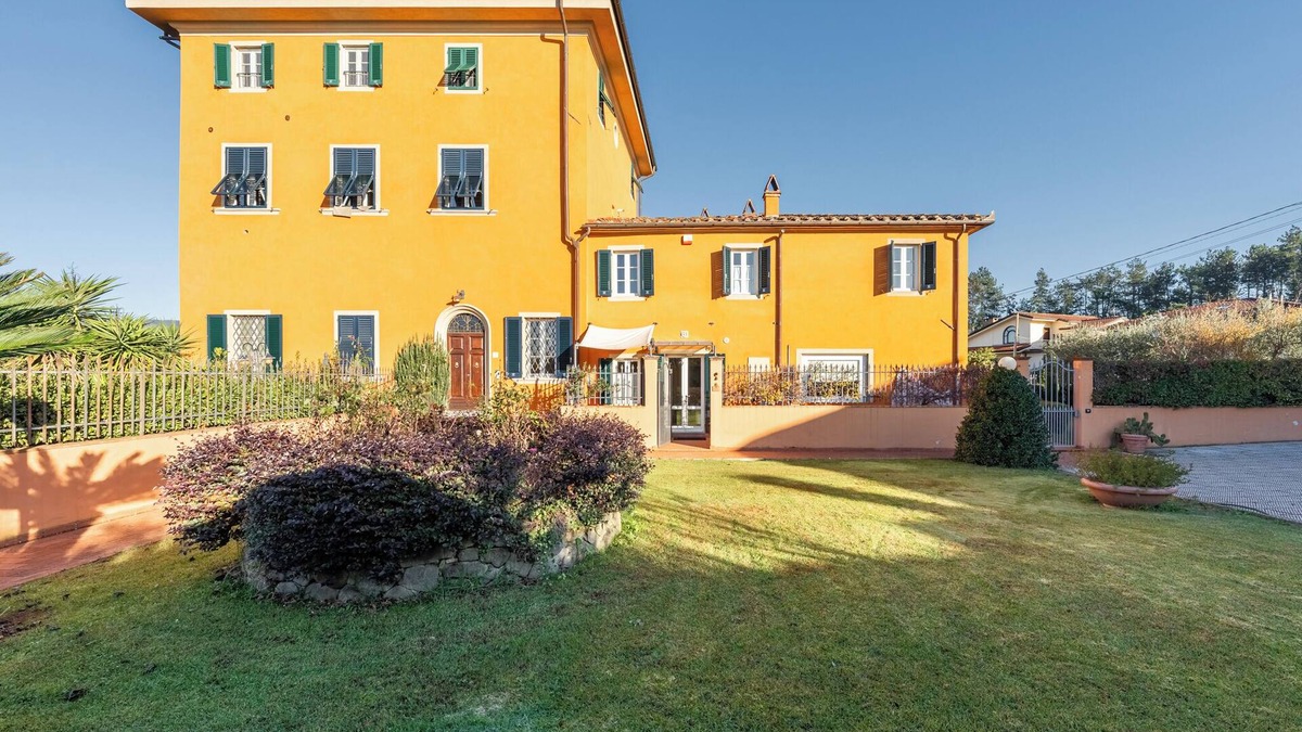 Uzzano House | Holiday Home 'Villa Petri' with Private Terrace, Shared Garden and Wi-Fi