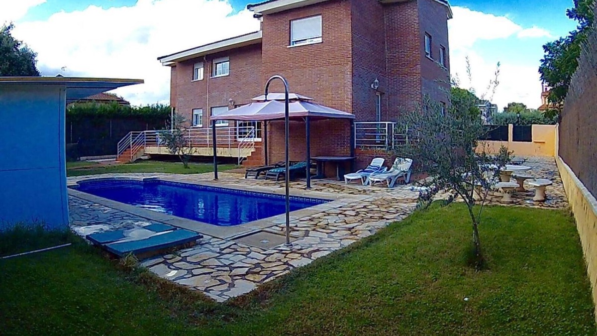Brunete Villa | Holiday Home 'Villa Pilara - Brunete' with Private Pool, Wi-Fi and Air Conditioning