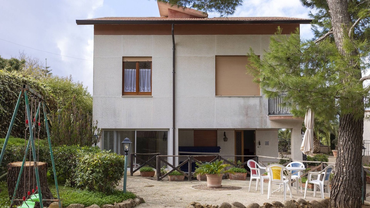 Salemi House | Holiday Home 'Villa Sofia' with Private Garden and Balcony