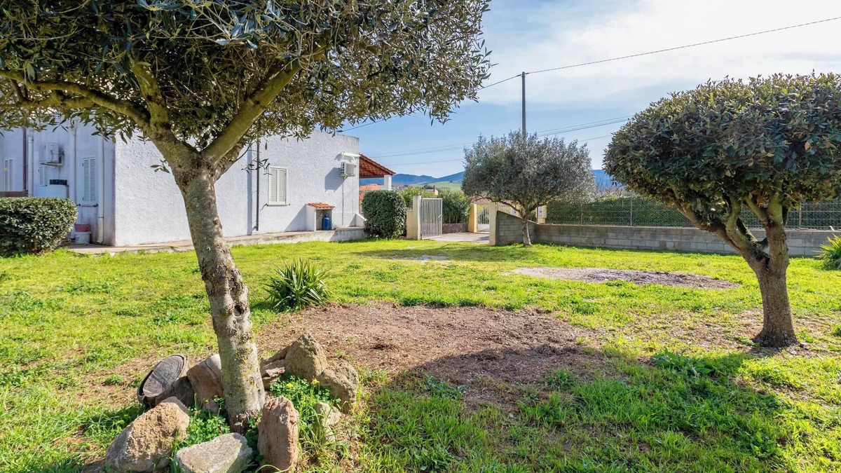 Palmadula House | Holiday Home 'Villetta I Pitosfori' with Terrace, Garden & Wi-Fi