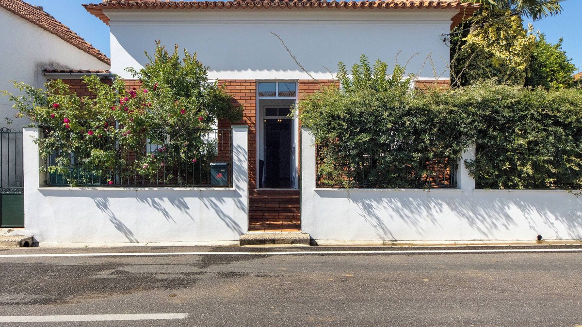 Sangalhos House | Holiday Home 'Vivenda Barros' with Private Garden and Wi-Fi