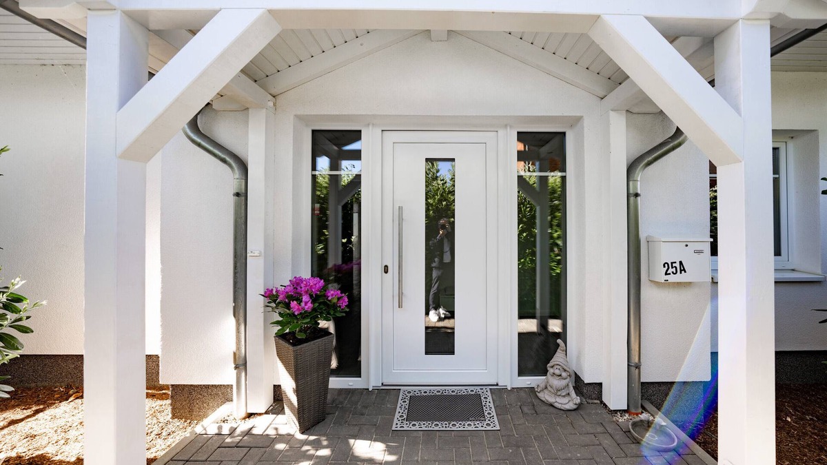 Oststeinbek House | Holiday Home 'Weißes Haus, Vollausstattung' with Private Terrace, Private Garden and Wi-Fi
