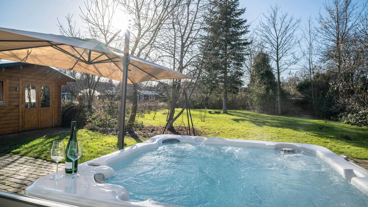 Brunsbuttel House | Holiday Home 'Wellness Oasis with Whirlpool and Sauna' with Private Terrace, Garden and Wi-Fi