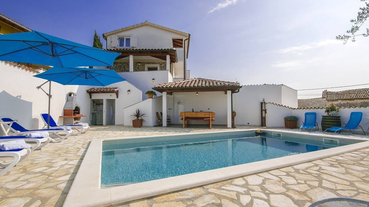 Dracevac House | Holiday home with a pool for 7 persons only 6 km from beautiful beaches.