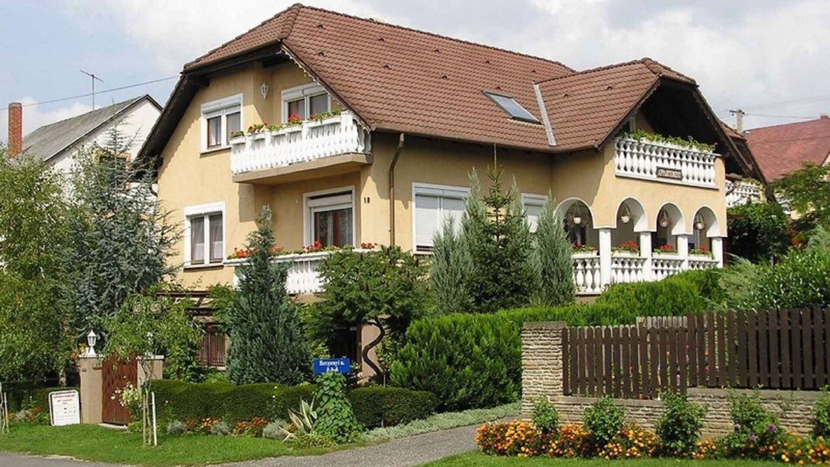 Heviz House | Holiday home with balcony and air conditioning