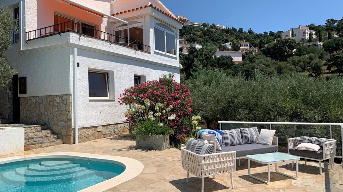 El Mas Fumats House | Holiday home with private pool and sea views - near Aquabrava
