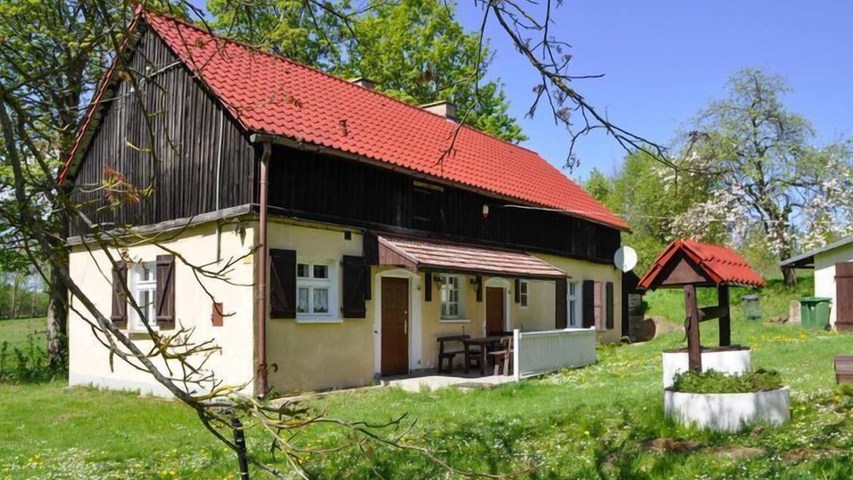 Szczecinek House | Holiday home with fireplace and private garden