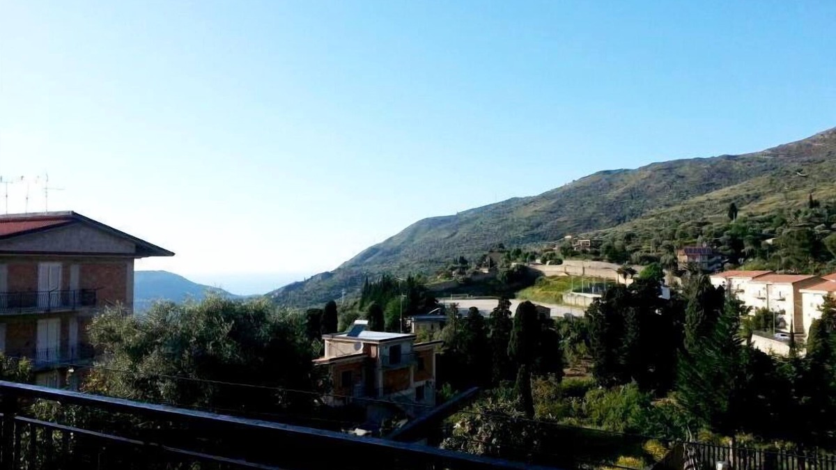Pettineo House | Holiday home with garden